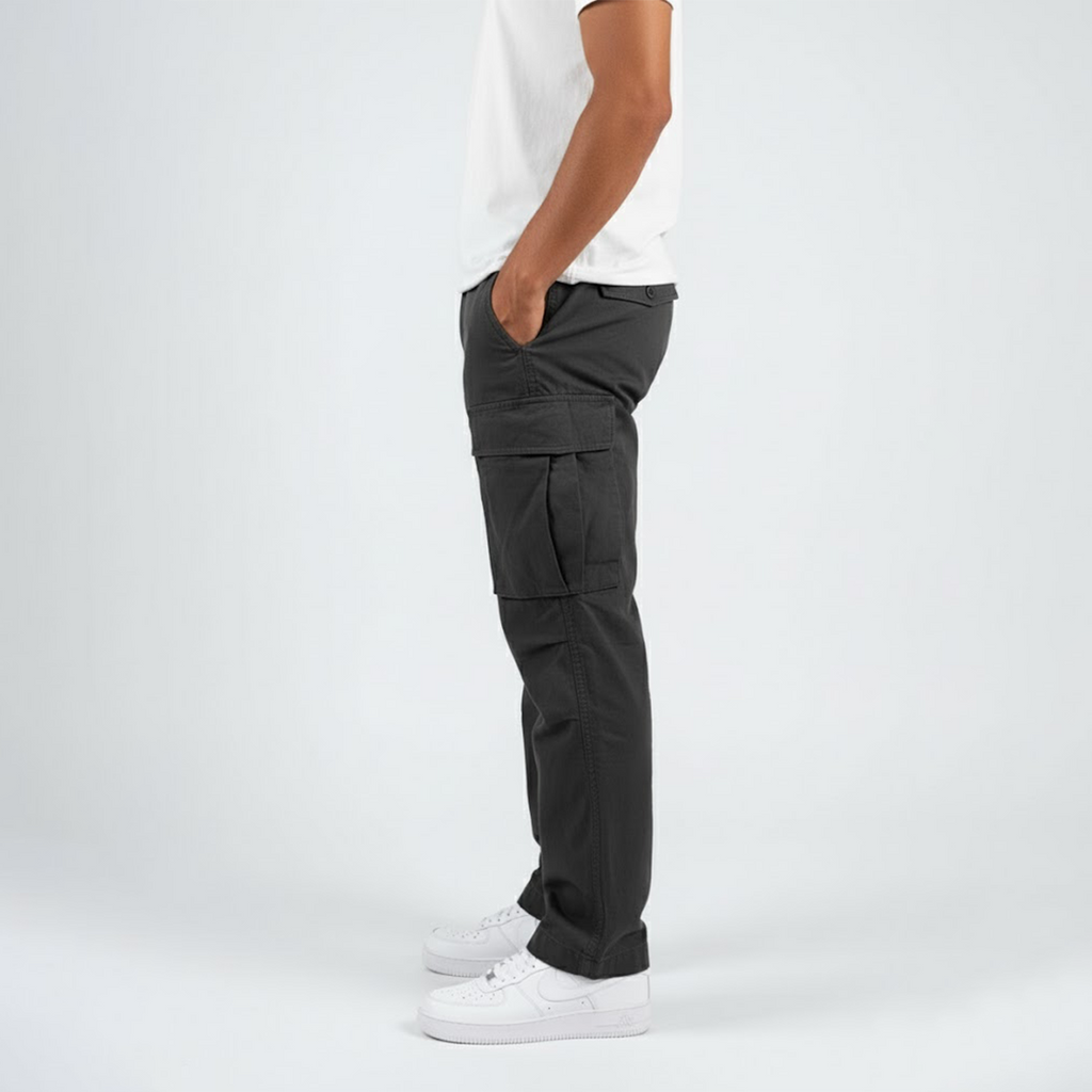 Men's relaxed-fit cargo pants in black