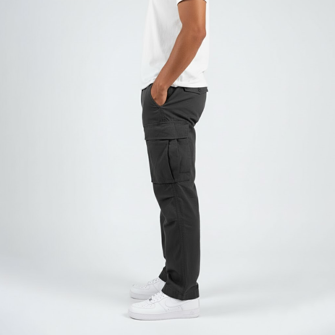 Men's relaxed-fit cargo pants in black