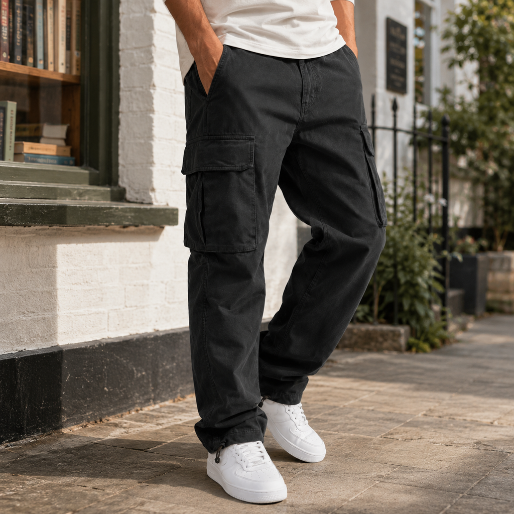 Men's relaxed-fit cargo pants in black