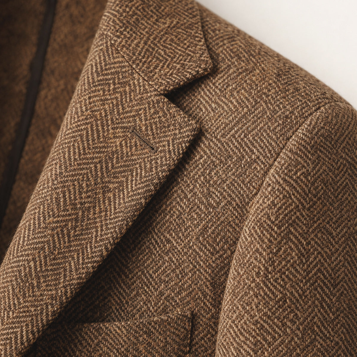 Men's single-breasted herringbone blazer — detail view