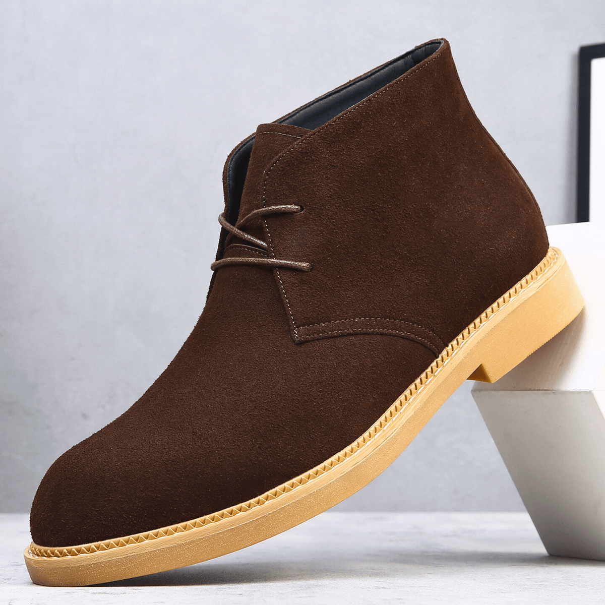Men's suede chukka boots in bordeaux — detail view